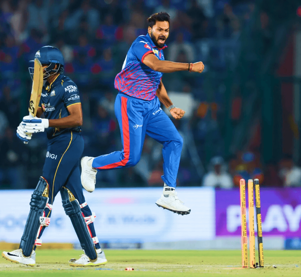 Delhi Capitals squad in the IPL 2026 tiger-stripe jersey