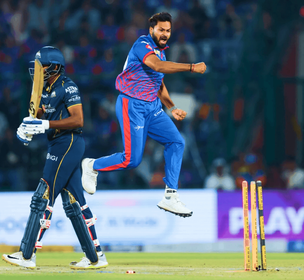Delhi Capitals squad in the IPL 2026 tiger-stripe jersey